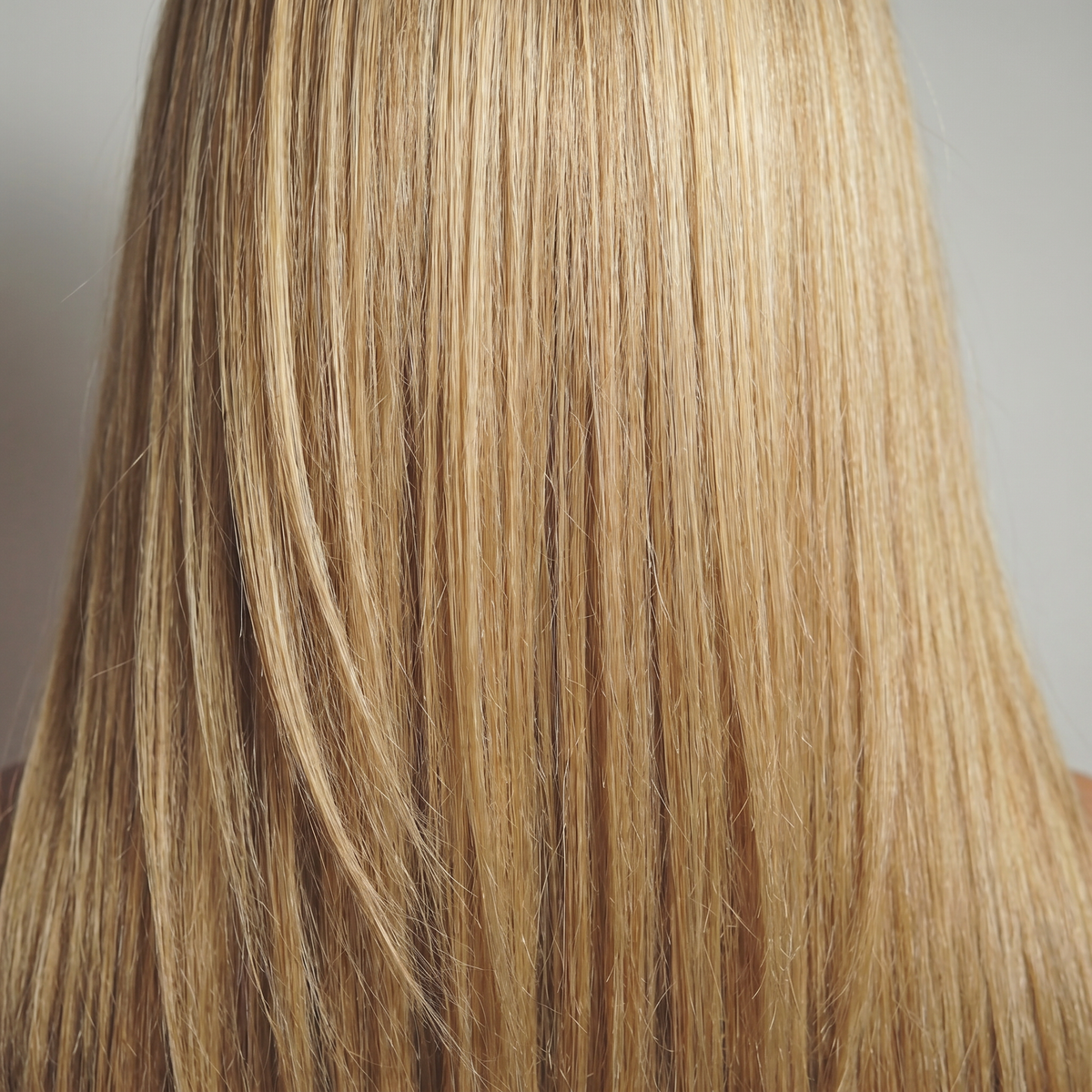 WIGZ 21 - Macro close-up of STRAIGHT ROOTED BLOND PURE-VIRGIN HAIR™ texture and shine.