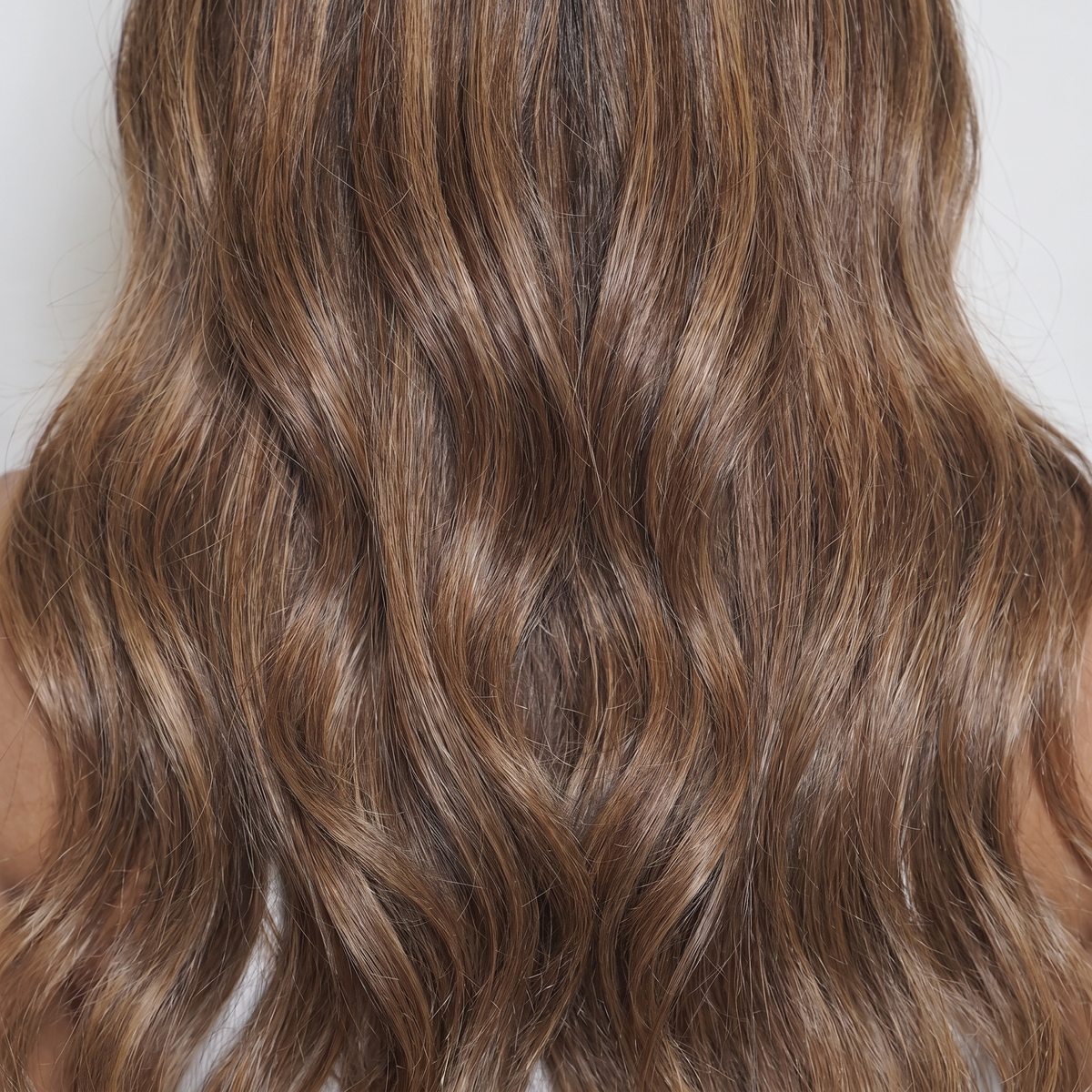 WIGZ 43 - Macro close-up of WAVY HONEY BALAYAGE PURE-VIRGIN HAIR™ texture and shine.